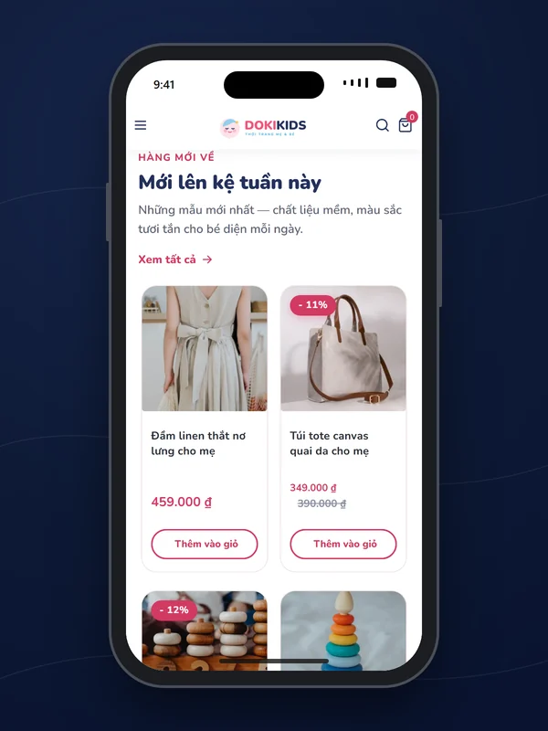 Lưới sản phẩm mới lên kệ có giá và nút thêm vào giỏ, mobile trong khung điện thoại