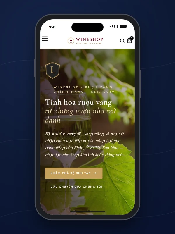 Trang chủ mẫu website rượu vang Wineshop trên mobile, chụp thật trong khung điện thoại